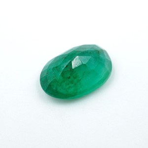 มรกตแซมเบีย: พลอยสีเขียวรูปไข่เจียระไน 3.30 กะรัต - Product Image 2
