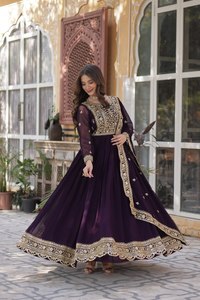 Robe évasée en soie luxueuse à motifs floraux avec accents brillants Zari, voile en maille élégant, col rond, ensemble de vêtements de soirée fantaisie pour femmes - Product Image 4