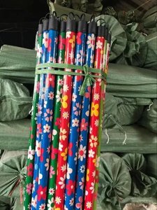 Palo de Escoba de Madera de Eucalipto Envuelto en PVC con Diseño Floral Colorido, Suministro de Fábrica - Product Image 3