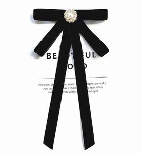 Broche en velours noir, petite broche polyvalente, broche faite à la main, accessoire vestimentaire en dentelle - Product Image 1