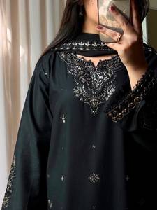 Ensemble prêt-à-porter en soie romaine avec broderie de fil de créateur et travail de zari à sequins de 5 mm, comprenant un haut, un pantalon palazzo et un dupatta en georgette. - Product Image 2