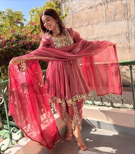 Ensemble Salwar Kameez rose avec broderies miroir, tenue indienne pakistanaise pour femmes, pour mariage et fêtes - Product Image 6
