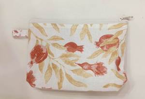 Encantadora bolsa de cosméticos con cremallera y estampados vibrantes de granadas y hojas botánicas exuberantes. Perfecta para organizar el maquillaje. - Product Image 6