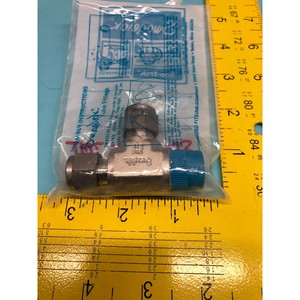 EATON 3402086 Conector en T Macho para Tubo de 3/8, SWAGELOK - Equipo y Piezas de Semiconductores de Confianza a Nivel Mundial - Product Image 1