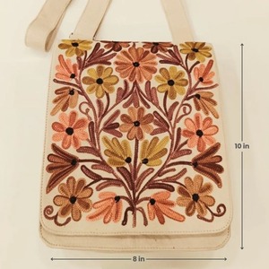 Sac messager brodé au point de croix du Cachemire — Ivoire avec bouquet de marguerites chaleureuses - Product Image 3