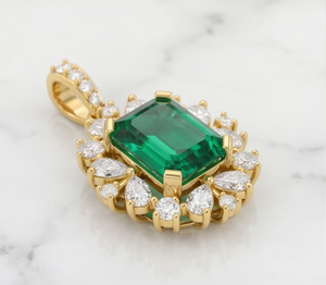 Collar con Colgante de Piedra Preciosa Verde Corte Esmeralda de Lujo |   Colgante Floral Halo con Diamantes Cultivados en Laboratorio en Oro Amarillo |   Joyería llamativa - Product Image 3
