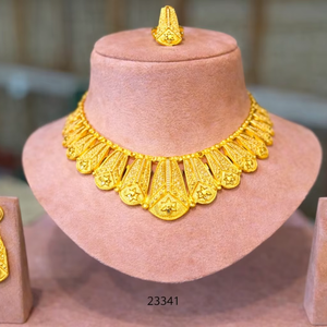 Ensemble de collier élégant en or et argent avec motif feuille et boucles d'oreilles pendantes assorties 23341 - Product Image 1