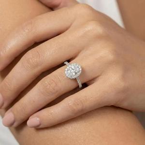 Anillo de Compromiso con Diamante Blanco de Corte Ovalado en Oro Blanco Sólido con Banda de Diamantes Micro Pavé, Engaste Clásico Halo y Regalo - Product Image 1