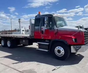 Gran Oferta: Camión de Plataforma Usado Freightliner S 114SD de Eje Tándem de 20 y 24 pies - 410HP, Transmisión Allison de 6 Velocidades, Listo para Exportación Mundial - Product Image 1