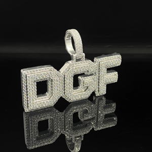 Colgante de aleación con diseño de escudo real, estilo hip hop cristiano, chapado en rodio, con diamantes esmerilados y adornos llamativos. - Product Image 1