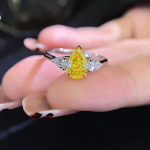 Anillo de compromiso y aniversario de tres piedras con diamante amarillo vivo talla pera, plata 925, regalo nupcial de color elegante - Product Image 1