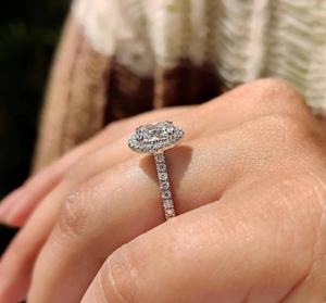 Bague de déclaration de créateur avec diamant de laboratoire Halo, pavé étincelant, bijoux fins de luxe pour fiançailles et mariage en argent/or - Product Image 6
