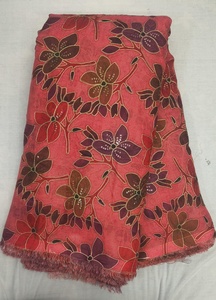 Tissu en lin pur de qualité supérieure, imprimé, naturel et respirant, idéal pour les costumes et les saris, parfait pour la confection de kurtis élégants pour femmes. - Product Image 2