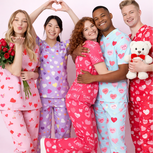 カスタムバレンタインプリント医療スクラブセット ストレッチ通気性ユニセックス医師ペットVネック病院100％コットン スクラブトップス - Product Image 1