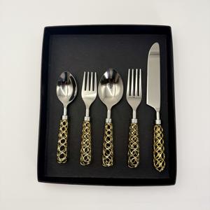 Juego de Cubiertos Hechos a Mano de Acero Inoxidable con Acabado Espejo y Diseño Decorativo con Hilos Dorados, Mangos Metálicos para Vajilla y Utensilios de Cocina - Product Image 2