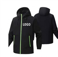 Veste coupe-vent noire à capuche pour homme personnalisée avec fermeture éclair vert fluo et logo sur le devant, style sportif, pour l'automne