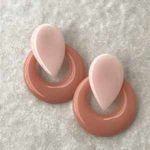 ต่างหูงานฝีมือเรซิ่นทันสมัย ดีไซน์เก๋ ประดับด้วยลายดอกไม้และรูปแบบโมเดล แฟชั่นเครื่องประดับเรซิ่นสุดหรู - Product Image 1