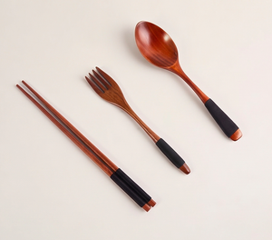 Ensemble de couverts en bois faits à la main avec finition naturelle, parfait pour les restaurants, les mariages, les événements et la présentation des desserts. - Product Image 1