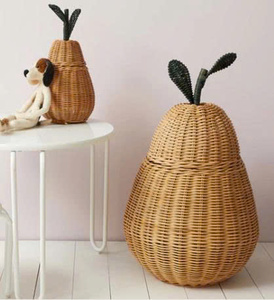 Juguete Ecológico de Manzana y Pera Hecho de Mimbre Pintado, Cesta Colgante - Product Image 1