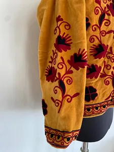 เสื้อแจ็คเก็ตกำมะหยี่สีเหลืองมัสตาร์ดพรีเมียม ปักลายดอกไม้แบบดั้งเดิม ดีไซน์เนอร์โค้ทสำหรับผู้หญิง - Product Image 4