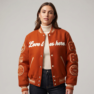 Veste universitaire pour femmes, design avec patch brodé, rembourrage en coton, col rond, style automne, vestes universitaires de baseball pour femmes - Product Image 3