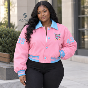 Chaqueta Universitaria de Satén Rosa para Mujer Gamma Phi Delta, Cuello Azul en Contraste, Cierre de Botones a Presión, Chaqueta Letterman con Escudo Bordado - Product Image 5