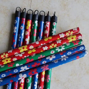 Palo de Escoba de Madera de Eucalipto Envuelto en PVC con Diseño Floral Colorido, Suministro de Fábrica - Product Image 1