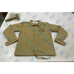 ผู้ผลิต OEM รับผลิตเสื้อโค้ชผู้ชายพิมพ์โลโก้ตามสั่ง ขายส่งเสื้อแจ็คเก็ตผ้าแคนวาสฤดูหนาว พิมพ์ลายซิลค์สกรีน ผ้าฝ้าย 100% - Product Image 4