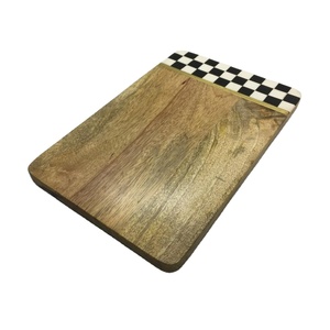 Planche à service manga en bois, motif dessin animé, avec résine et incrustation, pour usage de cuisine, fabrication en inde - Product Image 1