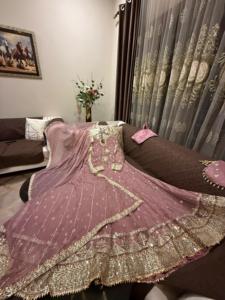 Colección Ssumaira para Eid: Vestido largo maxi de chifón con lentejuelas y bordados elaborados. - Product Image 3