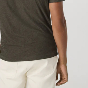 T-shirt moderne à col en V de conception haut de gamme pour hommes, tissu extensible, confortable pour un usage quotidien, pour les commandes en gros, design / logo décontracté - Product Image 6