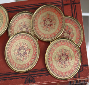 Sous-verres vintage en laiton ornés de motifs géométriques étoilés rouges, disponibles à prix de gros. - Product Image 1