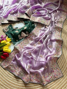Sari de Seda Fandy de Diseño Premium con Bordado Dorado de Lujo y Blusa en Contraste - Product Image 2
