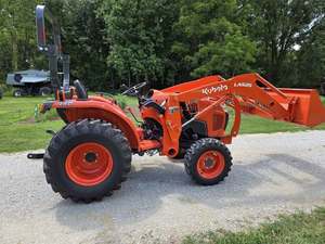 Tractor Utilitario Comercial Kubota L3301 4x4 con Motor Diésel, Sistema Hidráulico Robusto, Rendimiento Confiable y Uso Agrícola Pesado - Product Image 1