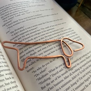 Marcapáginas de Cobre Hecho a Mano, Diseño Artístico en Alambre, Soporte de Página Metálico Duradero, Accesorio Premium para Libros, Regalo para Lectores, Estudiantes y Uso en Oficina - Product Image 3