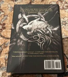 A Light in the Flame de Jennifer L. Armentrout, édition brochée, un roman fantastique et romantique - Product Image 4