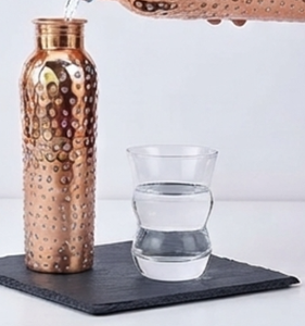 Botella de agua de cobre martillado Wellness con textura punteada, tapa de rosca, reutilizable para viajes, senderismo, camping, adultos, estilo vintage - Product Image 3