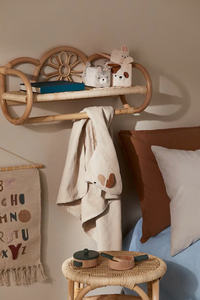Hermoso estante de almacenamiento para habitaciones infantiles, estantería de pared de un solo nivel tejida con ratán natural, con diseño floral. - Product Image 4