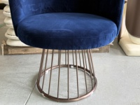 Fauteuil lounge en velours bleu foncé, dossier bas incurvé, base en fil métallique, design moderne pour hall d'hôtel, salon, bar, restaurant