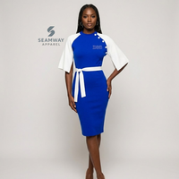 Robe moulante mi-longue Zeta Phi Beta pour femme, bleu et blanc contrastés, avec manches cape, détails boutonnés et ceinture ajustée à la taille