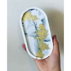 Bandeja de lujo de resina epoxi para servir y almacenar joyas, accesorios de tocador y baño, plato ovalado moderno para mesa, ideal para regalar. - Product Image 6