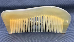 Peine para el Cabello Hecho a Mano 100% Ecológico de la Mejor Calidad, de Cuerno Negro de Búfalo, Diseño Moderno, Alisador de Cabello de Dientes Anchos, Natural - Product Image 3