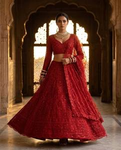 Robe de mariée formelle moderne en organza brodé rouge, style robe de bal, avec crop top, col en V, manches longues et longueur ras du sol - Product Image 2