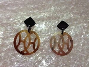 Boucles d'oreilles écologiques en corne, bijoux faits à la main, minimalistes, ethniques, pour femmes modernes, look contemporain - Product Image 3