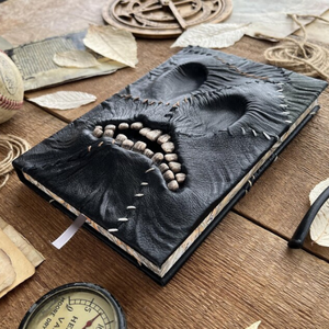 El Grimorio de la Sonrisa Torta, Tapa Dura de Cuero |   Libro de Sombras Hecho a Mano |   Cuaderno de escritura rayado y diario gótico - Product Image 6