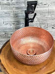 Lavabo pequeño de cobre para espacios reducidos en el baño, solución de diseño de decoración de interiores de lujo inteligente para el hogar. - Product Image 3