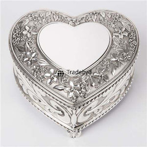 Boîte décorative en métal faite à la main, accessoire de rangement haut de gamme pour la maison par Tradebyd - Product Image 1