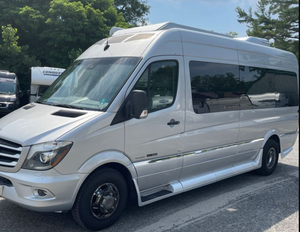 Venta Premium de Autocaravana Roadtrek RV 2015 - Product Image 1