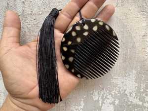 ZONE ARTISANALE Peigne démêlant moderne en corne de buffle naturelle, écologique et fait main, en forme de décoration de mariage de l'Uttar Pradesh - Product Image 3