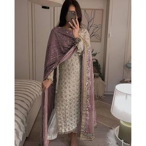 Conjunto de Pantalón y Blusa de Georgette con Bordado de Lentejuelas para Mujer, con Dupatta, Estilo Kurta/Kurti, Hecho en India - Product Image 1